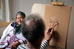 Pierre Lussier, artiste peintre, dessine le portrait d'une Aînée © Michel Patry  