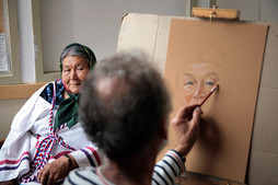 Pierre Lussier, painter, sketches an Elder’s portrait © Michel Patry