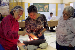 Ellisapie Inukpuk, Rhoda Kokiapik et Vaijuula Napartuk allument le Ulliq © Michel Patry