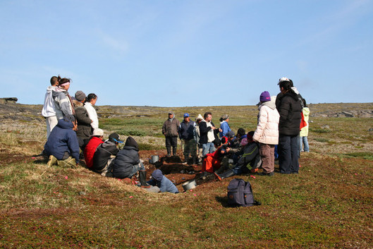 Visite des aînés et des jeunes d’Inukjuak sur le site IbGk-3, été 2007