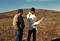Daniel Gendron (à droite) décrivant la fouille du site JgEj-3 à Mike Keelan, Quaqtaq, été 1987
