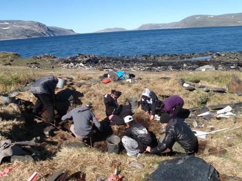 Vue de la fouille de la maison semi-souterraine (structure 5) à JjFa-1, située approximativement à 2 km au nord ouest du village de Kangiqsujuaq.