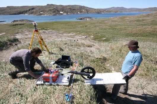 Yves Monette (left) and Jean-Christophe Aznar (right) using georadar at the Tayara site (Salluit region).