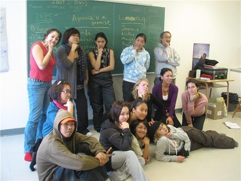 De gauche à droite: Léa Hiram, Christina Tulugak (Puvirnituq), Linda Kowcharlie (Umiujaq), Nathalie Echalook (Inukjuak), Moses Novalinga, Alacie Misty Ainalik (Ivujivik), Marie Deaudelin, Sarah Surusila (Puvirnituq), Onira Lussier, Davidee Shauk (Chisasibi), Linda Fleming (Kuujjuaraapik), Nelly Napartuk (Umiujaq), Maggie Nappatuk (Puvirnituq), Jeannie Inukpuk (Umiujaq). Absent: Akinisie Sivuarapik (Puvirnituq)