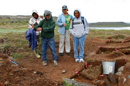 Entrevue. De gauche à droite : Andy Nalukturuk (assistant), Adamie Niviaxie (aîné d’Inukjuak), Najat Bhiry (professeure, Université Laval) and Alacie Nalukturuk (interprète), IbGk-3, été 2008