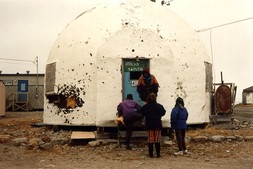 1982-ᒥ, ᑫᔅ ᐹᐱᓕᐊᖑᓚᐅᕐᓯᒪᔪᖅ ᑮᓇᐅᔭᒃᑯᕕᒃ ᐳᕕᕐᓂᑐᒦᑦᑐᖅ ᓴᐳᑎᒃ ᑕᑯᔭᑦᓴᑯᕕᓐᖑᓚᐅᕐᓯᒪᔪᖅ, ᑖᓐᓇ ᑖᒧᓯ ᖁᒪᐅᑉ ᑐᕃᓐᓇᓯᐊᕐᓱᒍ ᐊᔪᐃᓐᓇᓯᔭᕕᓂᖓ.