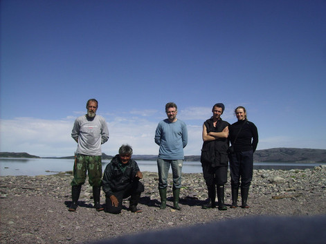 ᖃᐅᔨᓴᕐᑐᐃᑦ 2010 ᐊᐅᔭᖓᓐᓂ, ᓴᐅᒥᐊᓂᑦ ᑕᓕᕐᐱᐊᓄᑦ: ᔮᓐ, ᒍᐃᓕ, ᐱᔦᕐ, ᐊᓐᑦᔫ ᐊᒻᒪᓗ ᔅᑎᐊᕙᓂ. ᐊᑦᓕᔨᐅᕆᔪᕕᓂᖅ: Séphanie Steelandt.  