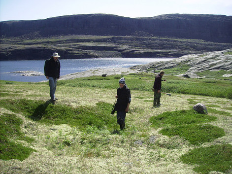 Pierre and Andrew are looking at a Thule semi-subterranean structure near Gulf Hazard 1 site (HaGd-4), summer 2010. Photo : Stéphanie Steelandt