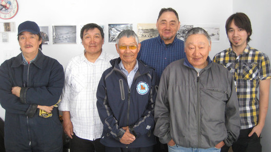 Adamie Mangiuk, Adamie Kalingo, Quitsak Tarriasuk, Luukasi Kanarjuaq, Mattiusi Iyaituk, Nicolas Pirti-Duplessis (Ivujivik). 