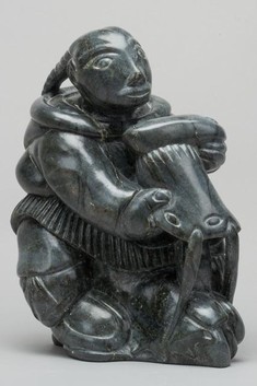 Lucassie Echalook (1942- ), Inukjuak Femme inuite confectionnant une paire de kamiik (bottes inuites), 2007