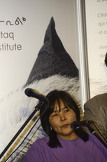 Rodha Tukiapik, directrice exécutive au siège social d’Avataq à Inukjuak, traduit en anglais le discours du président d’Avataq, Charlie Arngak, livré aux invités, en inuktitut.