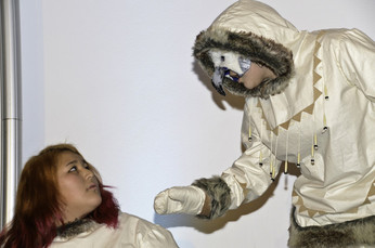 Extrait de la pièce de théâtre «Kautjajuk» interprété par Elena Nassaq (Kuujjuaq) et Kathy Tukkiapik (Quaqtaq) de la troupe de théâtre du Nunavik.  