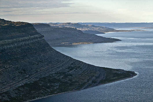 Lake Guillaume-Delisle and its cuestas (photo: Robert Fréchette)