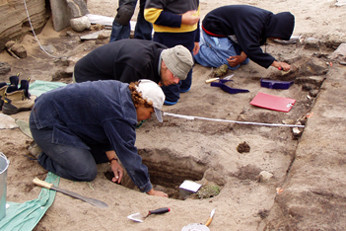 Najat Bhiry et Dominique Todisco prélevant des échantillons géomorphologiques, été 2003