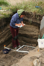 Akisuk Naluiyuk réalisant un dessin d’artéfact in situ, été 2006