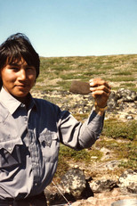 Bobby Grey montrant un artéfact trouvé sur le site IcGm-3, 1986