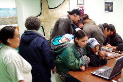 Exposition de la collection archéologique dans la communauté de Salluit, 2003