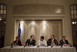 Christine St Pierre, Pierre Corbeil, Charlie Arngak, Johnny Oovaut et Yvan Gauthier lors de l'annonce de l'entente en faveur des artistes du Nunavik entre le CALQ, l'ARK et Avataq. (photo de Robert Fréchette)