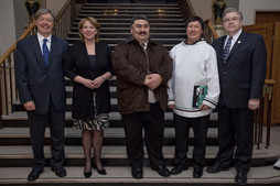 Christine St Pierre, Pierre Corbeil, Charlie Arngak, Johnny Oovaut et Yvan Gauthier (photo de Robert Fréchette)