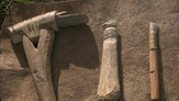 Outils en pierre utilisés pour cette expérimentation : (de gauche à droite) herminette, grattoir et burin (capture d'image sur la vidéo)