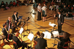 Le maestro Kent Nagano fait signe aux musiciens lors du concert de Kangiqsujuaq, le 13 septembre.