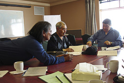 Durant l'atelier organisé par Avataq sur l'IS à Purvinituq. De gauche à droite : Alashuaq Amittuq, Davidee Niviaxie et Zebedee Nungaq (photo de Charlie Pinguartuq)