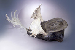«Iqaluullamiluuq chante», Serpentine, andouiller de caribou, 41 X 72 X 35 cm, (photo de Ronald Labelle) 