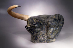 «Un frère et une soeur expliqeunt à leur mère l'animal qu'ils ont vu», Serpentine, corne de boeuf musqué, 37 X 55 X 38 cm, (photo de Ronald Labelle) 