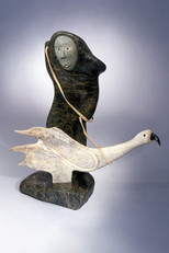 «Le chaman siffle et capture l'esprit de l'oiseau de son adversaire», Serpentine d'or, andouiller de caribou, peau de chevreuil, griffe d'ours, 42 X 38 X 29 cm, (photo de Ronald Labelle) 