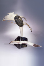 «Un chasseur enthousiaste chasse le beluga», Serpentine, andouiller de caribou, peau de chevreuil, 42 X 66 X 50 cm, (photo de Ronald Labelle) 