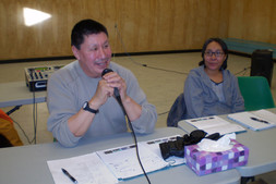 Charlie Arngak, président d'Avataq, prononce le discours de bienvenue (photo de Nancy Palliser)