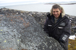 André Fradette, du Ministère de la Culture et des Communications du Québec, accompagnait Louis Gagnon et Daniel Gendron au site de Qajartalik en septembrre 2007 (photo de Louis Gagnon)