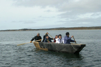 Six personnes mettent l'umiaq à l'épreuve : (de l'arrière à l'avant) Markusie Ohaituk, ?, Rita Ningiuk, Anna Weetaluktuk, Rita-Lucy Ohaituk et Moses Nowkawalk (photo de Jobie Weetaluktuk)