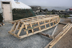Charpente en bois de l'umiaq à côté du Qarmaq (photo de Pierre M. Desrosiers)