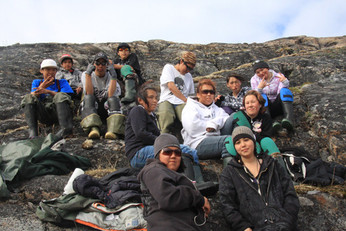 Moment de repos pour les étudiants, îles Nuvuk près de Ivujivik, été 2009