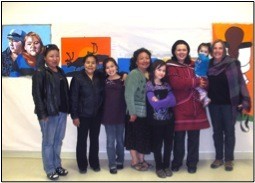 Les artistes de l’exposition de peinture à Inukjuak, accompagnée de Rhoda Kokiapik, directrice exécutive d’Avataq (2ème à gauche).