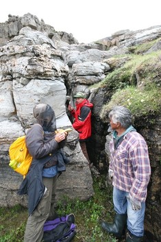 Examining a chert source at Tasiujaq (Umiujaq region). From left to right: Jessica Giraud, Adrian Burke and Willie Kumarluk.