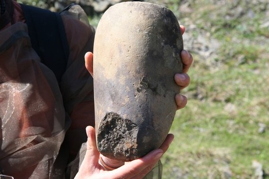 Percuteur en pierre utilisé pour l’extraction et la préparation du chert de Ramah (baie de Ramah, Labrador).