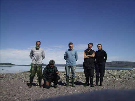 Équipe de recherche, été 2010, de gauche à droite : John, Willie, Pierre, Andrew et Stéphanie. Photo Stéphanie Steelandt.