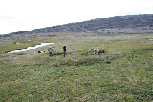 Recording a semi-subterranean structure at JeGn-2 site, Cape Smith Island, summer 2010. 