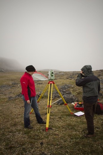 Jennifer M. Bracewell ᐊᒻᒪᓗ Elspeth Ready ᐊᑐᐃᓐᓇᕈᕐᑎᕆᔫᒃ ᐃᑦᓴᓂᑕᕐᓂᒃ ᕿᓐᖑᓯᔭᐅᑎᒥᒃ.