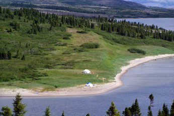 Vue générale de l’ancien poste de traite et de l’emplacement du Fort Richmond (HaGb-11), vers le nord-est, été 2004