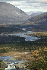 Chute Korluktoc, vallée de la rivière Koroc et début des Monts Torngat (photo : Robert Fréchette)