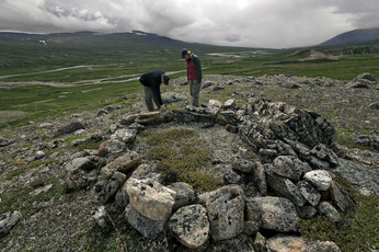 Claude Pinard and Amélie Langlais at historic site IeCv-2. The structure served as a hunter’s blind, Summer 2004 (photo: Robert Fréchette)