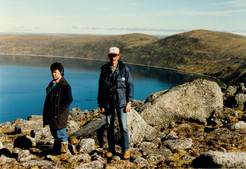 Charles Martijn (Ministère des affaires culturelles) et Sala Ningiuruvik (village de Kangiqsujuaq), été 1988