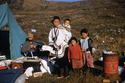 Taylor à Qikirtaq  (Crédits : Musée canadien des civilisations, Dr. William E. Taylor Jr., # 58-12-03)