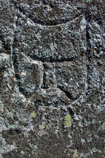Pétroglyphe représentant une figure aux extrémités du haut pointues et au bas arrondi, 2004