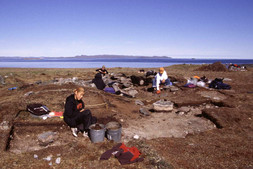 Groupe d’étudiants au travail, site JfEl-10, été 2002