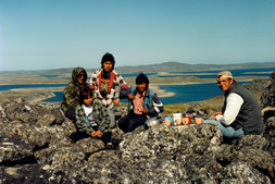 Daniel Gendron and four Inuit students on lunch break at site IdGo-51