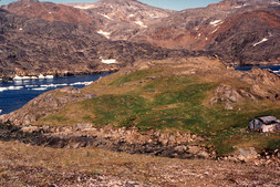 Nunaingok, secteur de la berge érodée et zone d'occupation intensive. À l'arrière-plan, le détroit de McLelan et l'île Killiniq, vers l’est, 1988